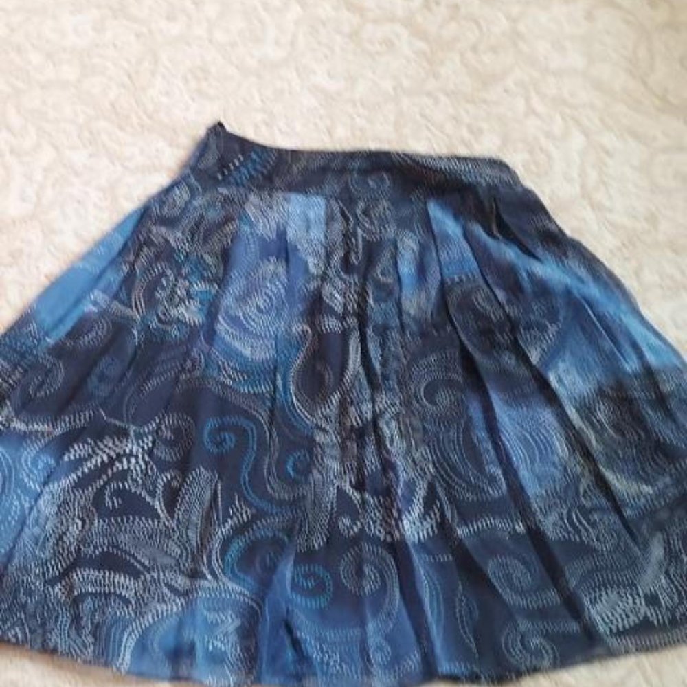 EUC - Lafayette 148 NY Beautiful  100% silk skirt - sz 4